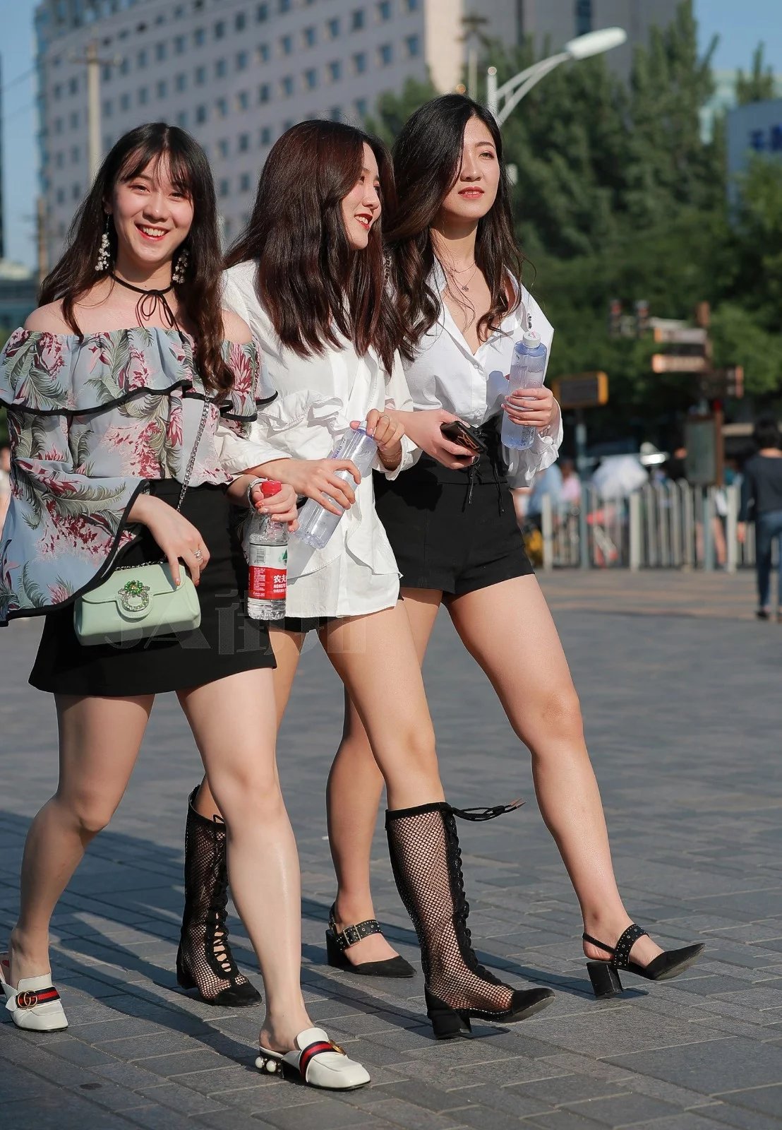 广场遇见三个美女你觉得哪个更时尚