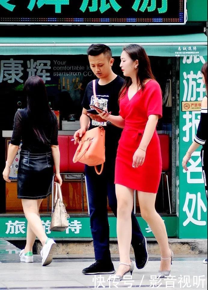 街拍：姿色迷人妩媚漂亮穿红裙的长发翘臀性感美女