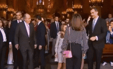 西班牙王后和婆婆和解？全家其乐融融度假，46岁王后比凯特还年轻