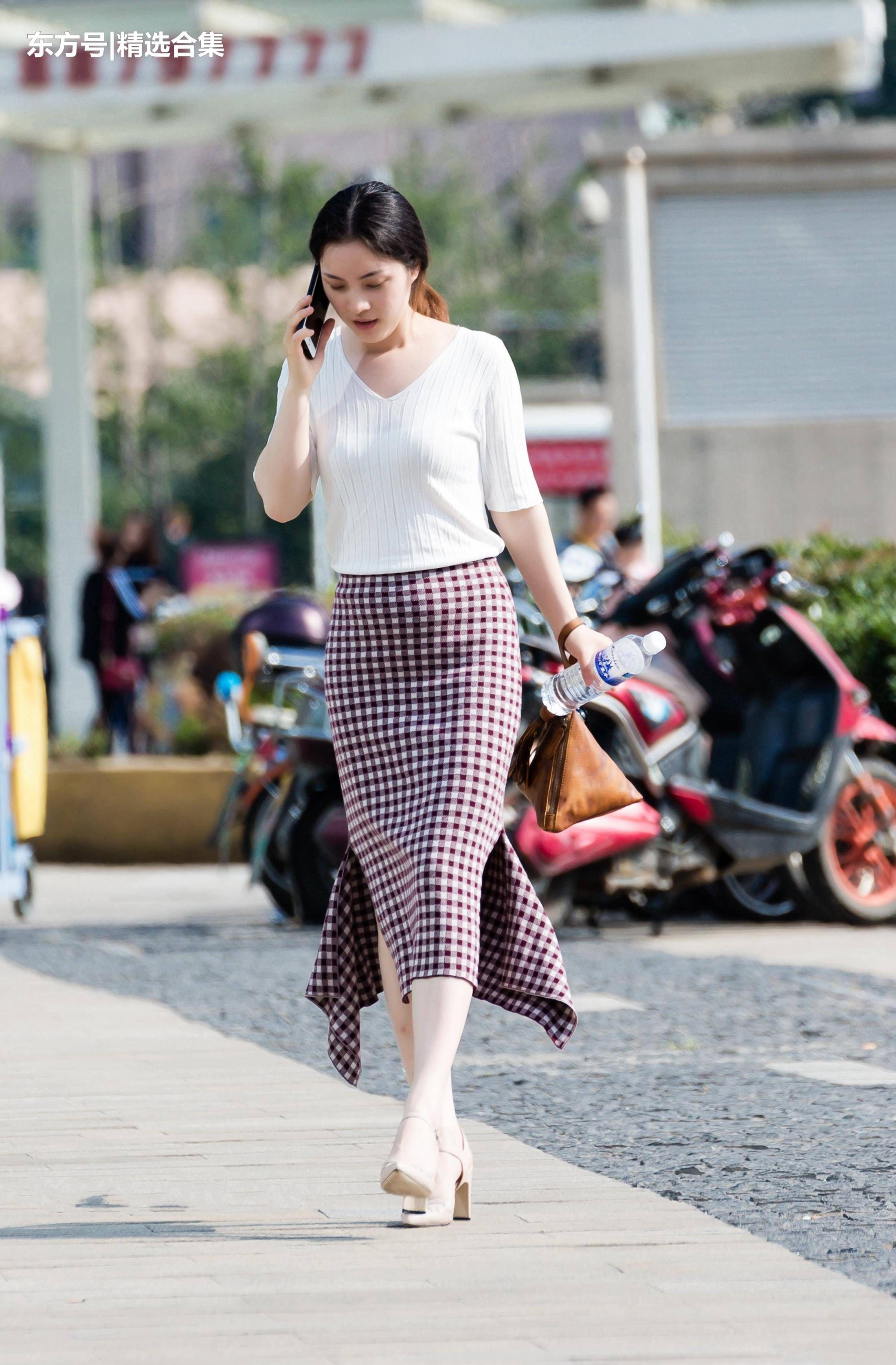 街拍:小姐姐不知道给谁打电话笑的这么开心，小虎牙真的好可爱哦