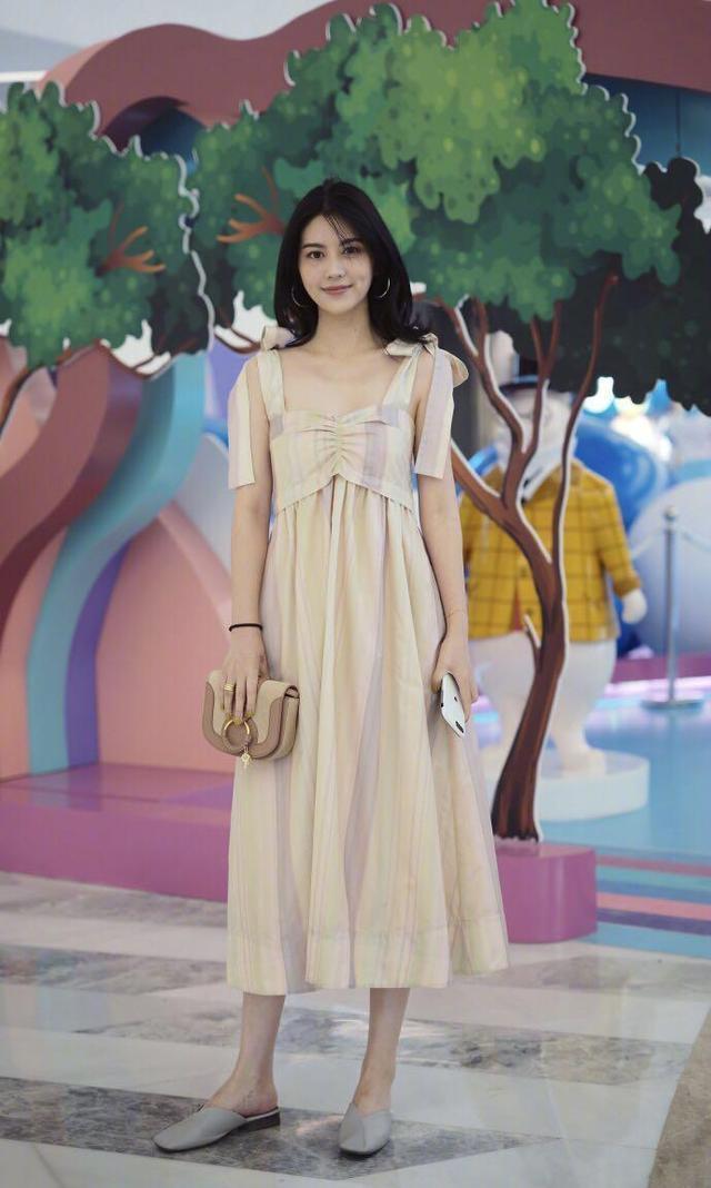 美女街拍：独特娇美晶莹剔透，大秀身材啊！你们怎么看