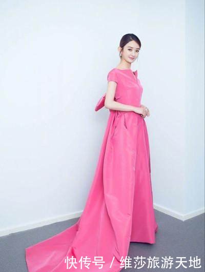 30岁赵丽颖与28岁杨颖同穿粉色长裙，一个嫩成少女，一个老成大妈