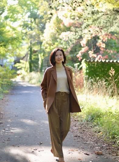  「舒适」40岁的女人别再乱穿衣，学ins时尚宝妈的日系穿搭，舒适不张扬