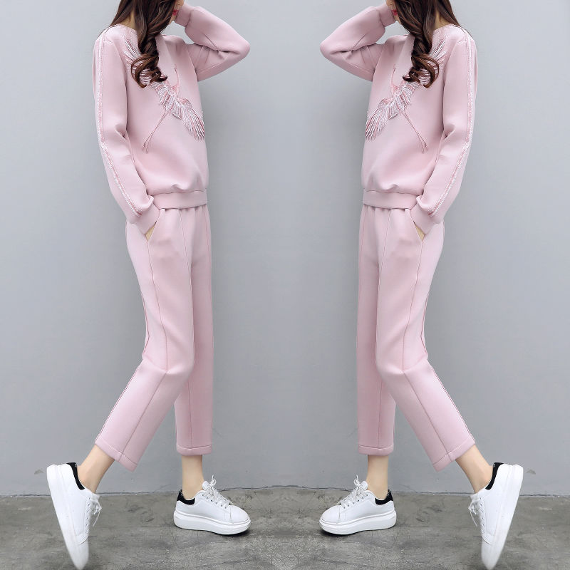 初秋出去浪，别穿裙!推荐这8款套装，40~55岁女人穿上超美