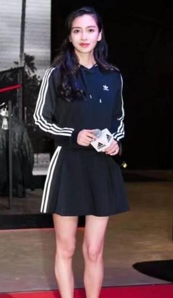 杨颖穿运动裙出席活动，纤细双腿不见，网友：修图师放假了？