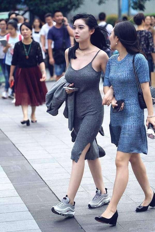 小姐姐颜值不错，身材圆润略丰满，吊带连衣裙穿在身上很有女人味