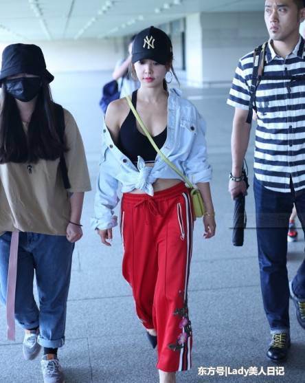 今夏最火的就是牛仔裤牛仔裙了，佟丽娅穿起来好甜美，宋茜最性感