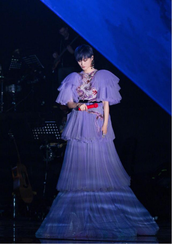 张靓颖和李宇春同时现身机场，曾经的超女如今一对比就逊色不少！