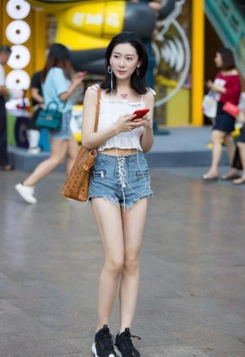 小美女|街拍:小美女凹凸有致的身材,搭配露肩紧身裙,美艳吸睛