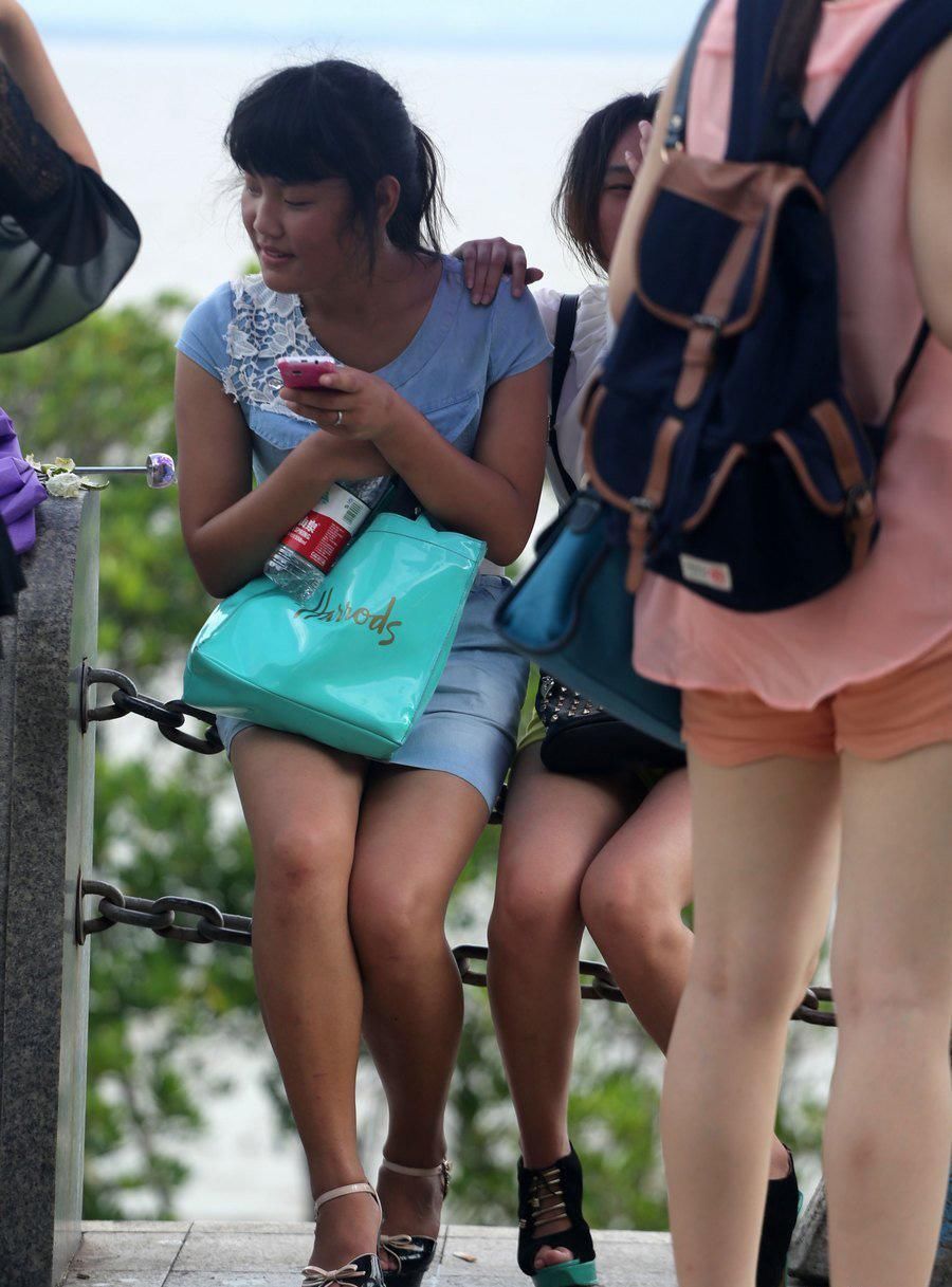 东山公园街拍:两个不同类型的妹子,正所谓没有对比就没有伤害