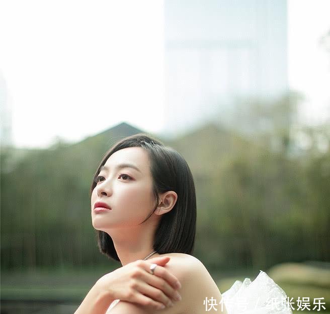 宋茜现身机场, 蕾丝内衣外穿居然不丑, 可看到她的腿我呆了!