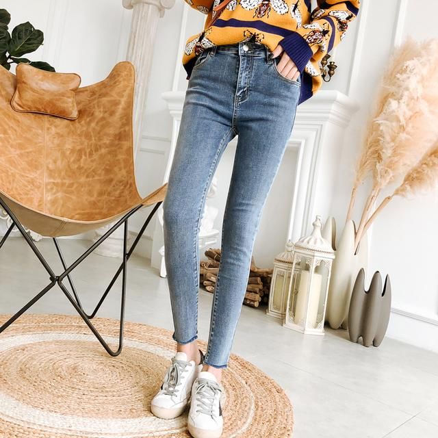 修身显瘦的牛仔裤，是日常搭配的好帮手哦！