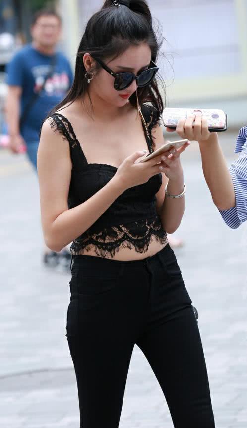 气质小姐姐黑色蕾丝小吊带魅惑无限，紧身裤小蛮腰斩获粉丝无数，