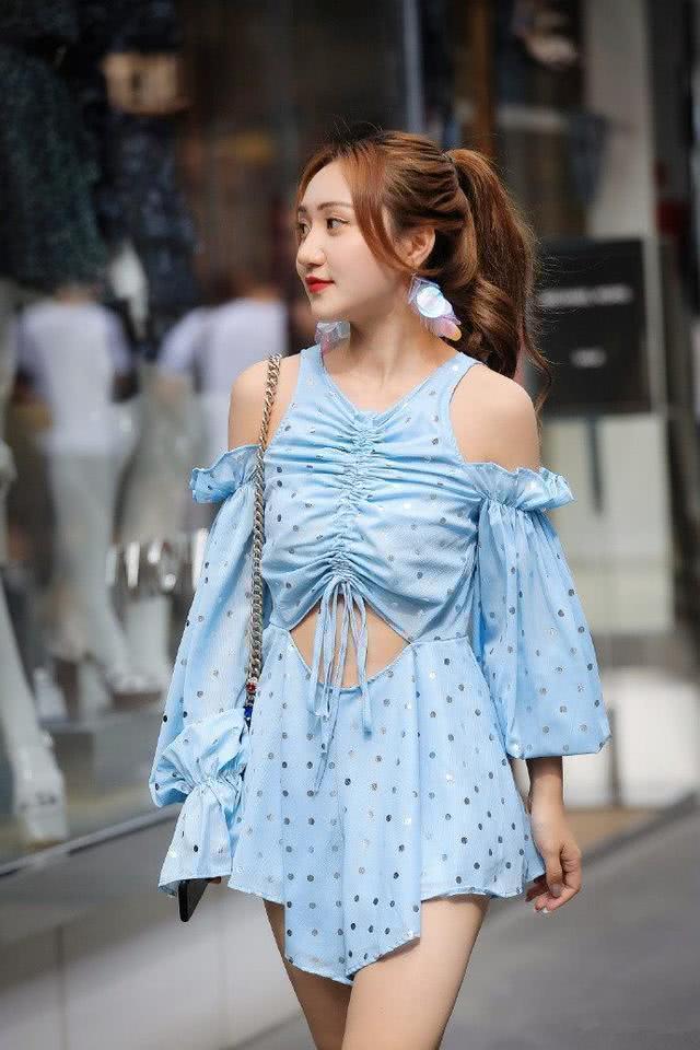 街拍:穿着光彩照人的时尚小姐姐,很符合现在人的审美!