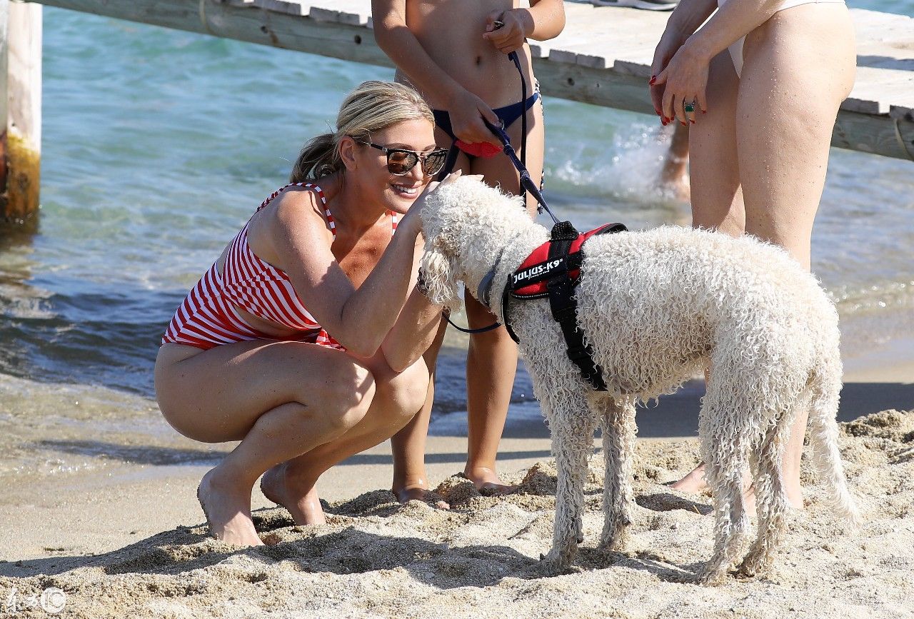 以色列超模Hofit Golan与朋友们在海滨俱乐部游泳 吊带泳衣秀美胸