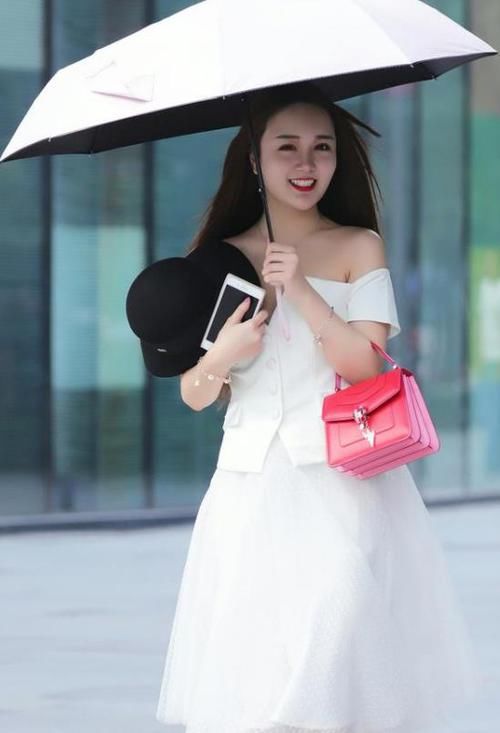  [美女]潮范儿女神来了，街拍：皮肤白皙的美女，一件黑色背心配黑色短裤，时尚性感魅力