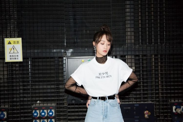 蓝盈莹胆真肥！吊带裙下面穿牛仔裤，网友：这跟没穿有什么区别？