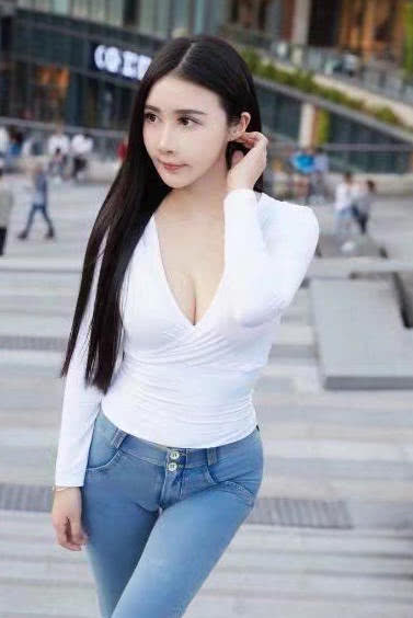 性感的小姐姐真空上阵紧身裤裹出浑圆饱满的曲线，风情万种