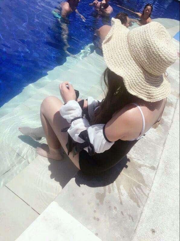  [海边]海边沙滩，性感泳衣有点紧, 但很适合游泳