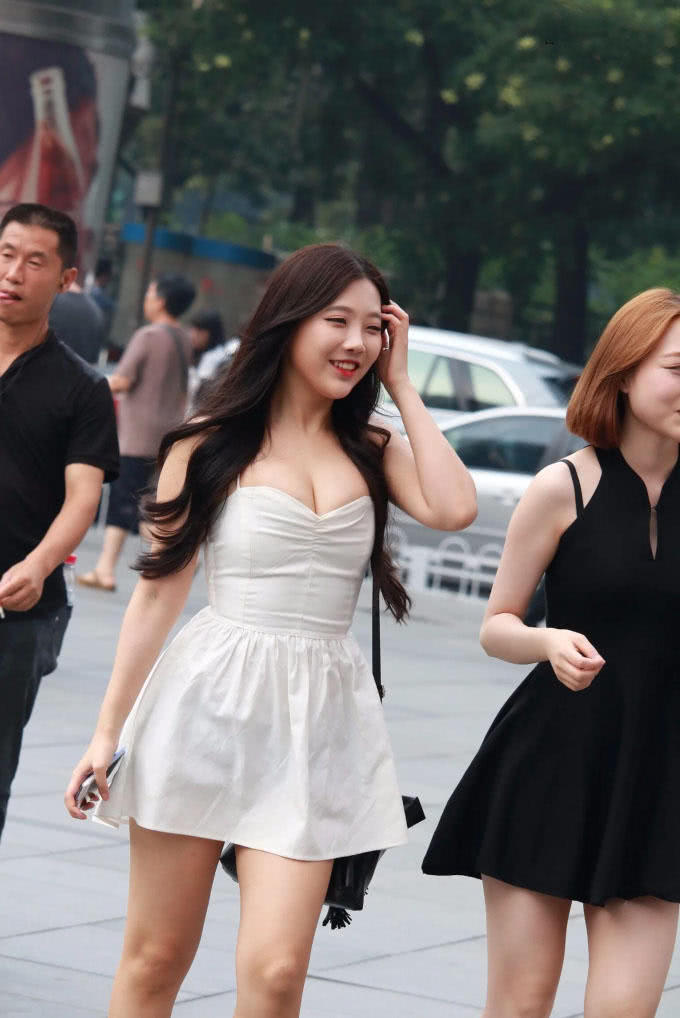小姐姐穿抹胸裙裹出浑圆饱满的上围,身材劲爆十分吸睛