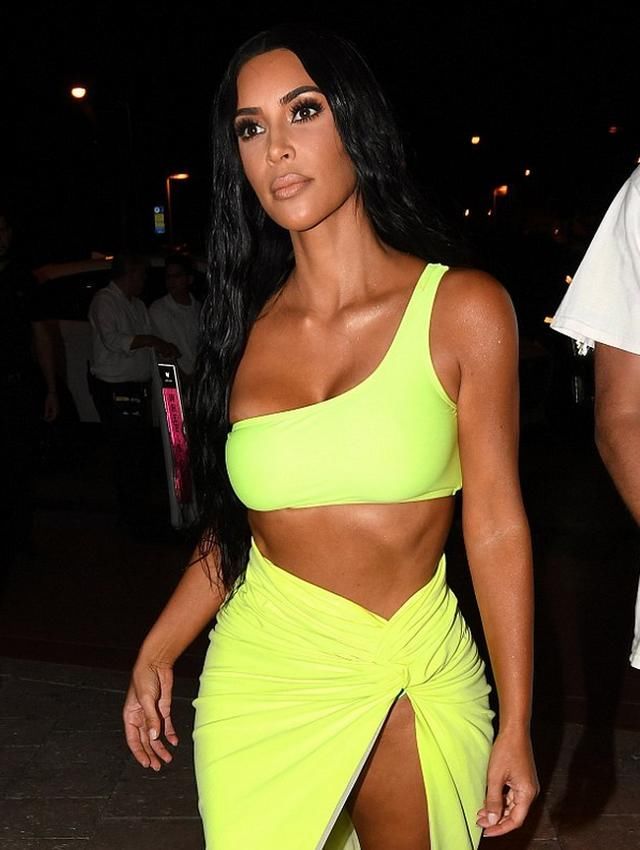 金卡戴珊在迈阿密度假，“蛇皮”套装引人注目，女儿喜欢中国风