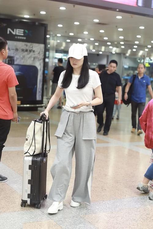 “晴格格”王艳打扮随意，网友：正常普通人就这么打扮，看着舒服