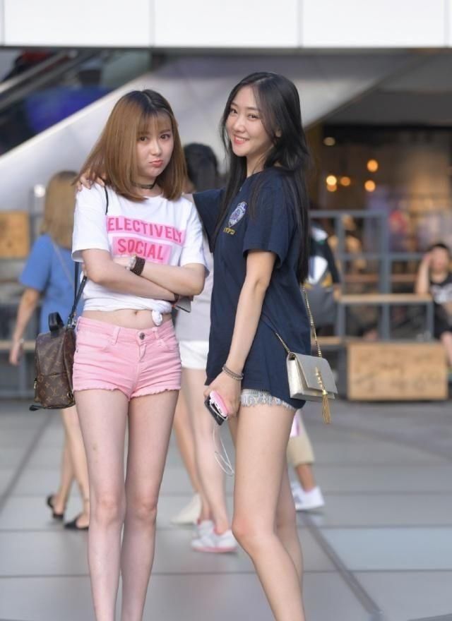  『小姐姐』路人街拍，美女蕾丝裙搭配帅气的休闲西装，特别的潮流