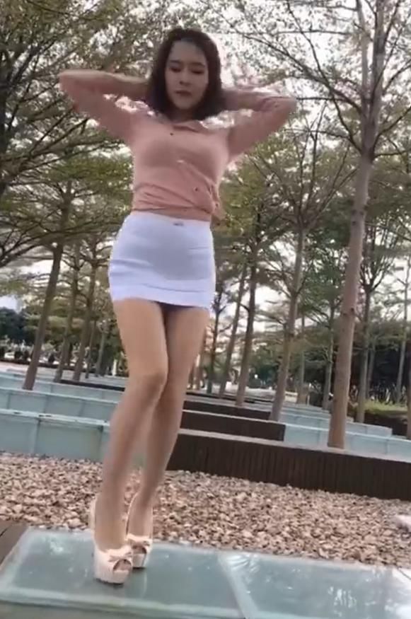 街拍：户外野生的妙龄女郎，小姐姐走到那都是风景