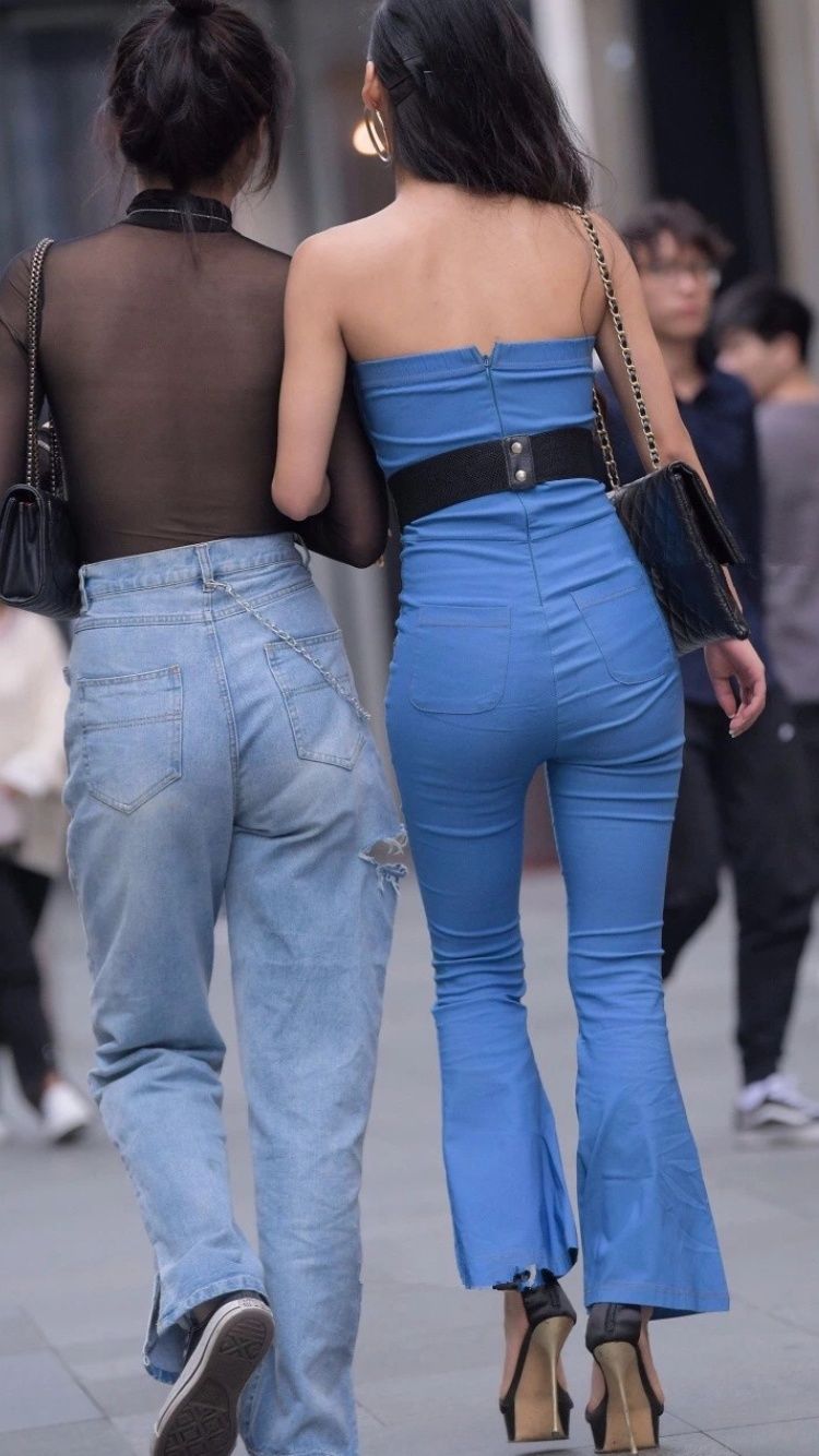 性感街拍丨一对好闺蜜，身材都超赞!背影这么好看谁在乎正脸?