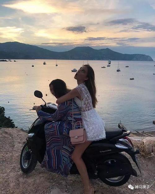 19岁德国公主很任性：晒性感比基尼照，做鬼脸比中指爱马仕背不停