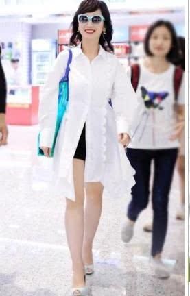 赵雅芝真敢穿！裙子中间开叉看到安全裤，网友：奶奶这样真的好吗