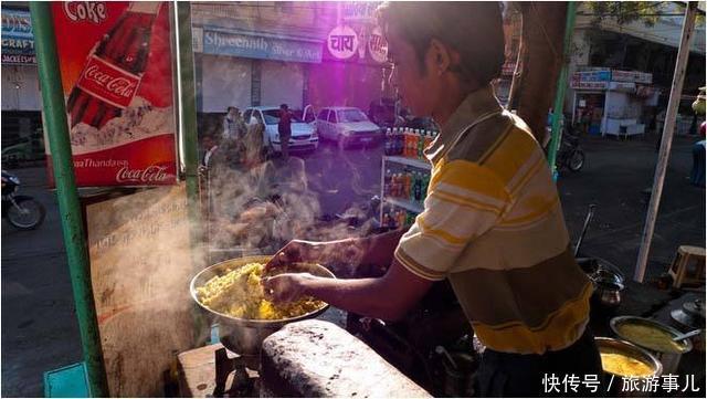女孩去印度旅游，路上买了块煎饼，导游马上喊住：不能吃！