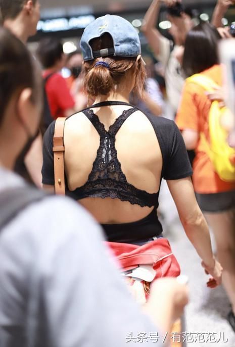 蔡依林这一身从前面看平平无奇，但她转身的瞬间，网友们都呆住了