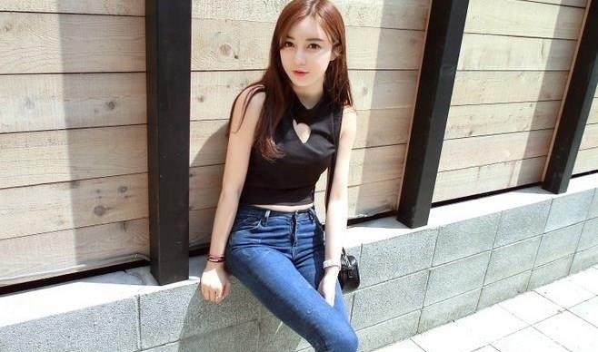 美女■娇小可人的牛仔裤美女,在细节中彰显美,更加优雅显气质!
