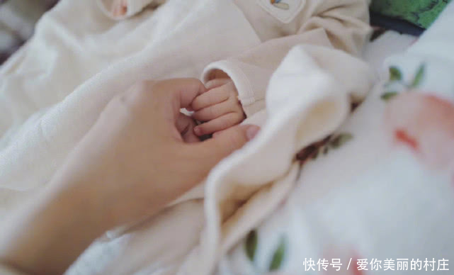 「不易」何雯娜晒日常感叹带娃不易,女儿开怀大笑像极了爸爸梁超