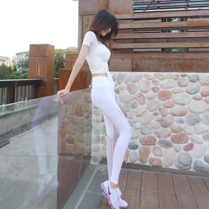 刚去健身房走一转，看到现在的小姑凉都穿这样的紧身衣，美爆了