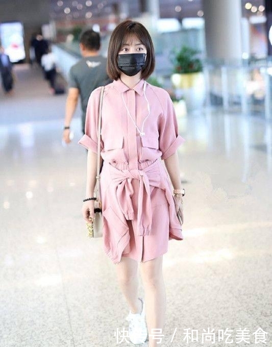  [女人]女人过了三十别穿的太老，试试休闲有活力的小白鞋，减龄又显俏皮