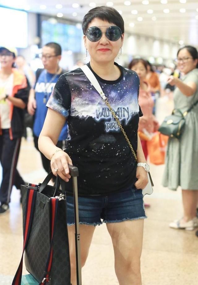 张凯丽真有勇气，又穿这么短的短裤出门，哪个55岁奶奶敢这样穿？