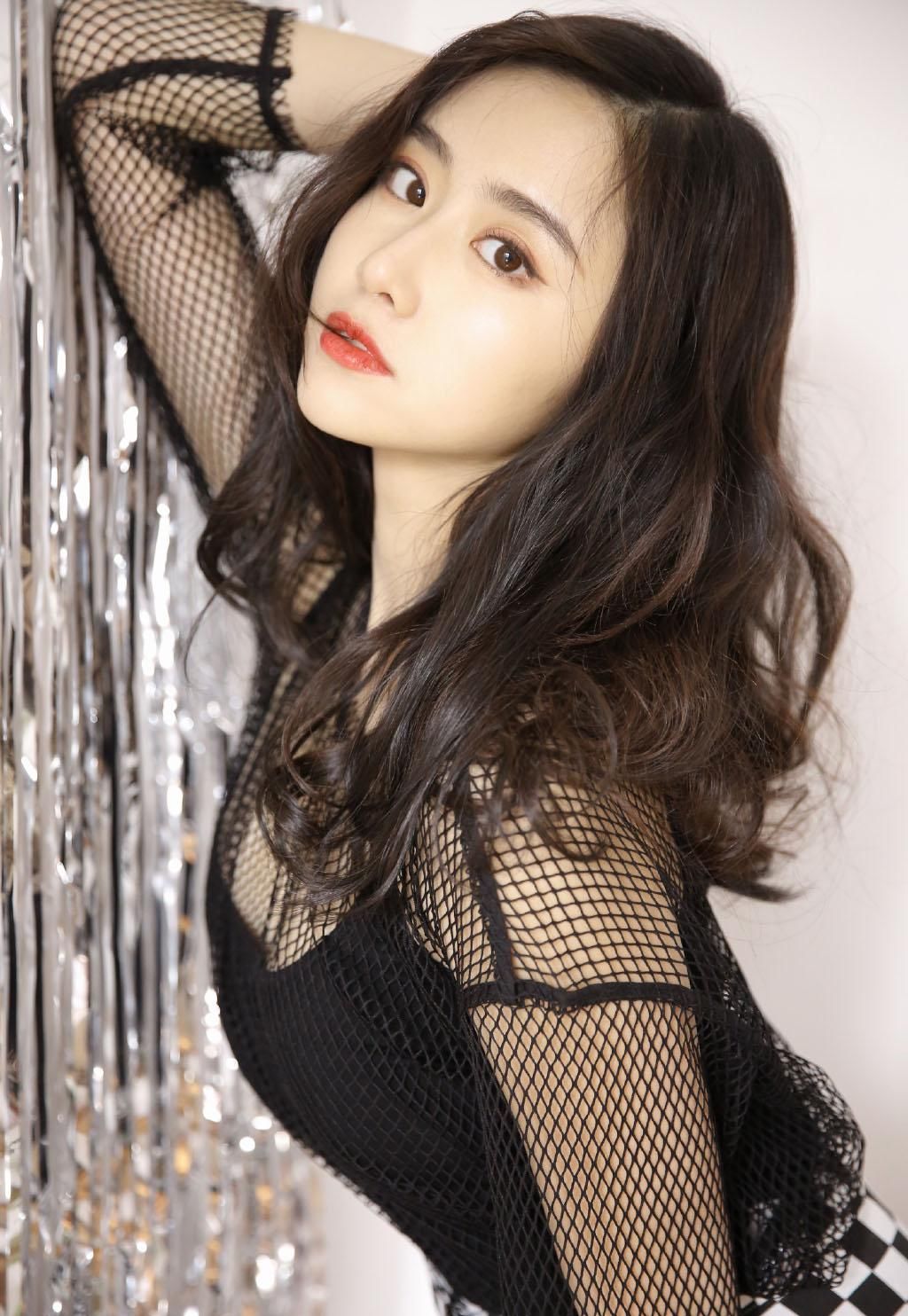 妖娆美女黑丝镂空衫性感美腿写真