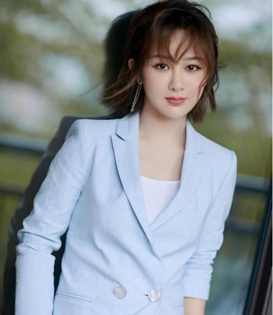  【看起来十】这还是那个邻家女孩杨紫吗？穿黑色职业装太帅气，完全不敢认！