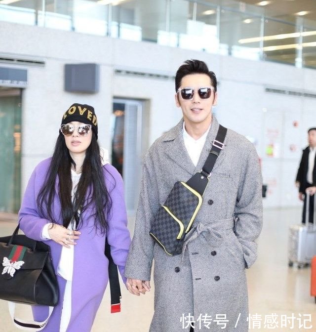 钟丽缇可真敢穿，紫色大衣吸睛十足，网友扮嫩就服你！