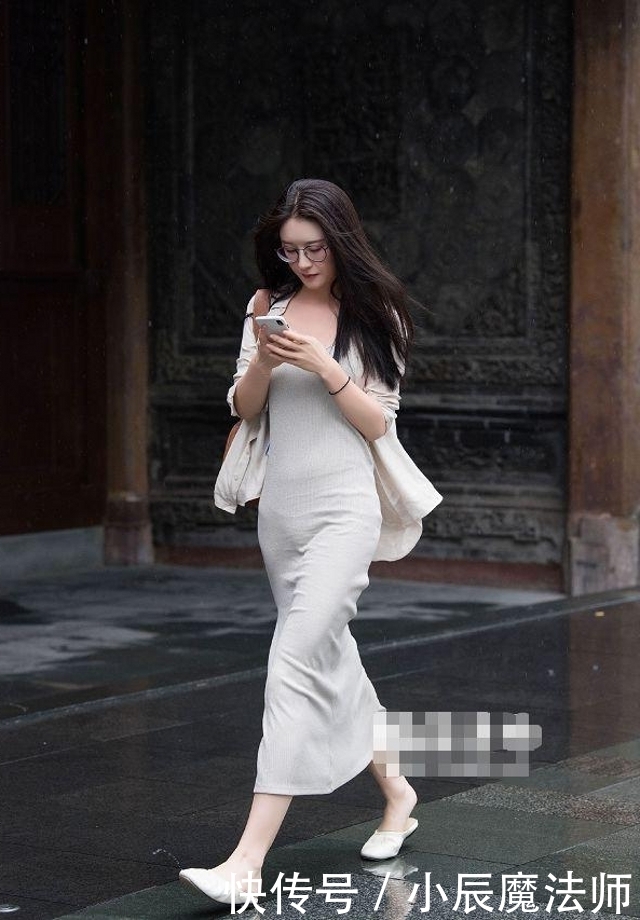 『一字』路人街拍,美女穿清爽唯美的一字肩上衣,十分的清新脱俗