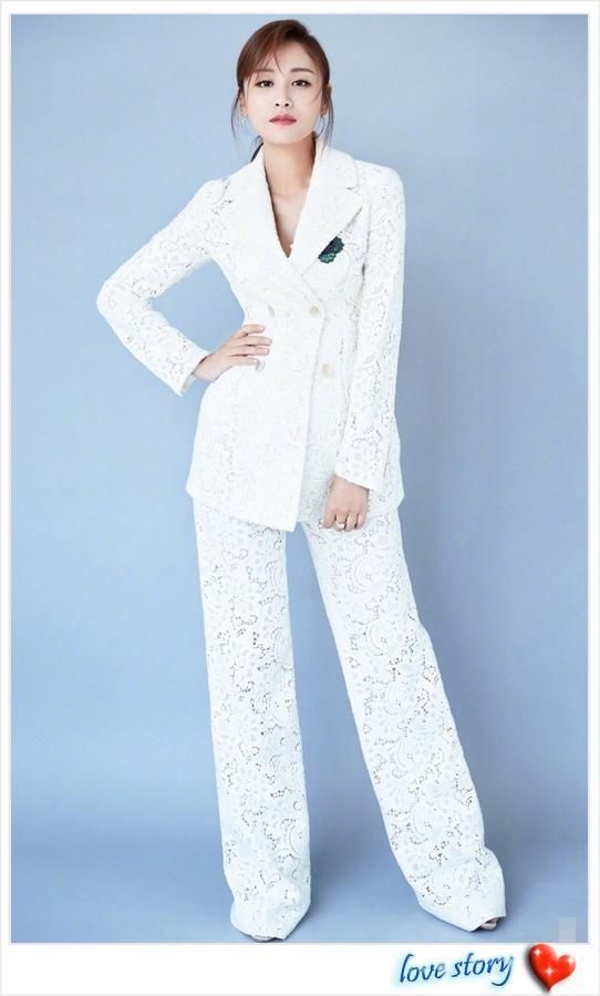 叶一茜好不容易穿美一回，却被小亮仔抢镜，网友直呼：基因太强大