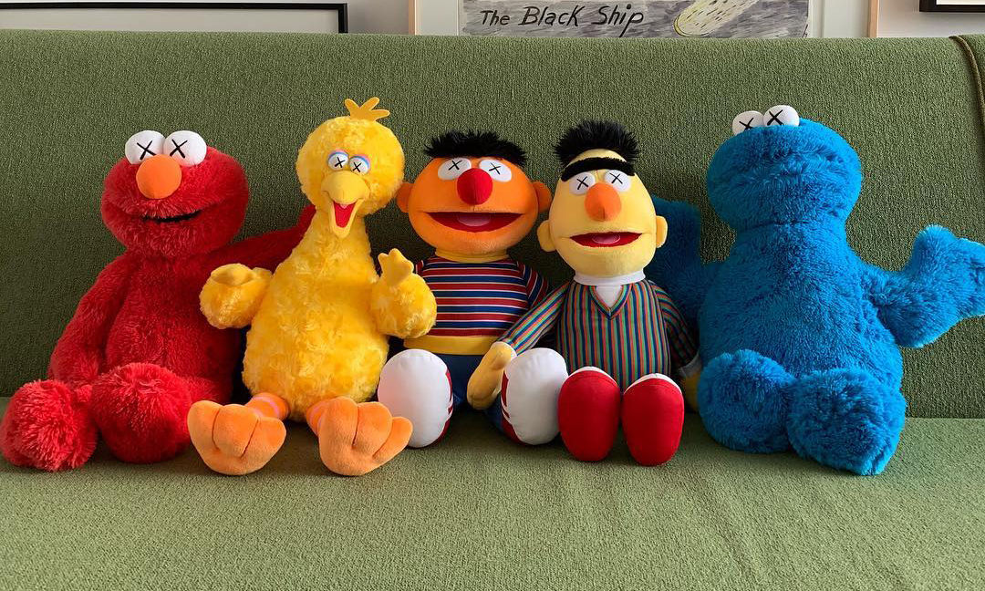 KAWS 晒出《芝麻街》毛绒公仔全家福