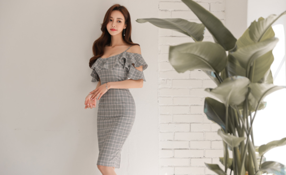 女神孙允珠，灰质石岩苜蓿柔波花边网格裙