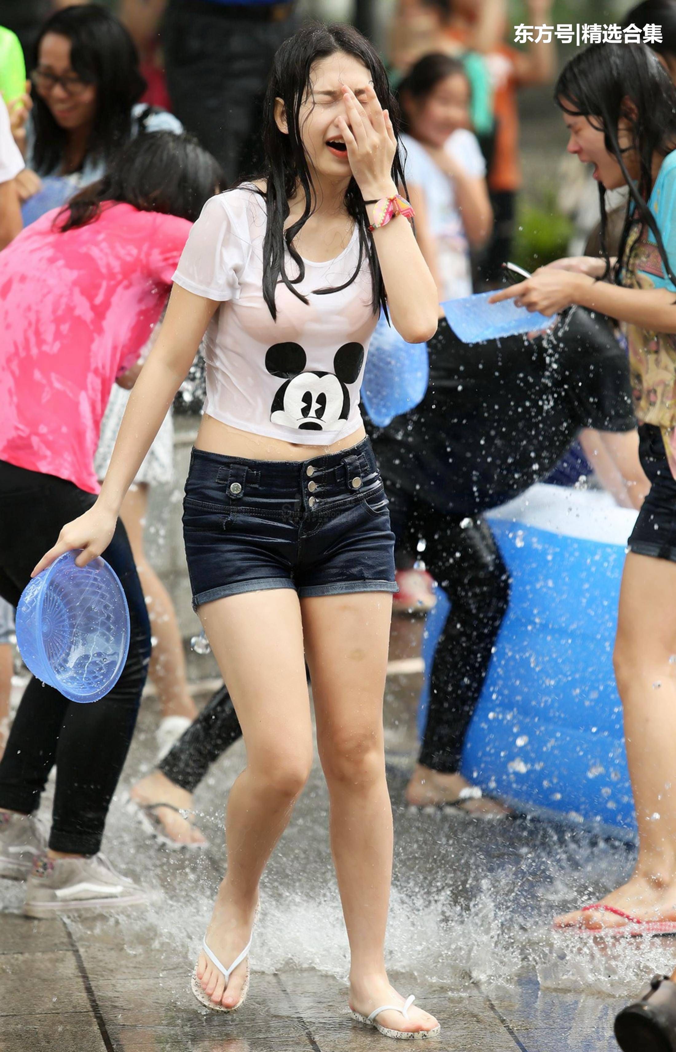 街拍:牛仔热裤配卡通图案白T恤,和小姐姐一起沉寂在欢声笑语里