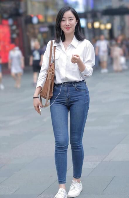  小姐姐|简单百搭的牛仔裤搭配白衣衬衫, 让你变得休闲靓丽