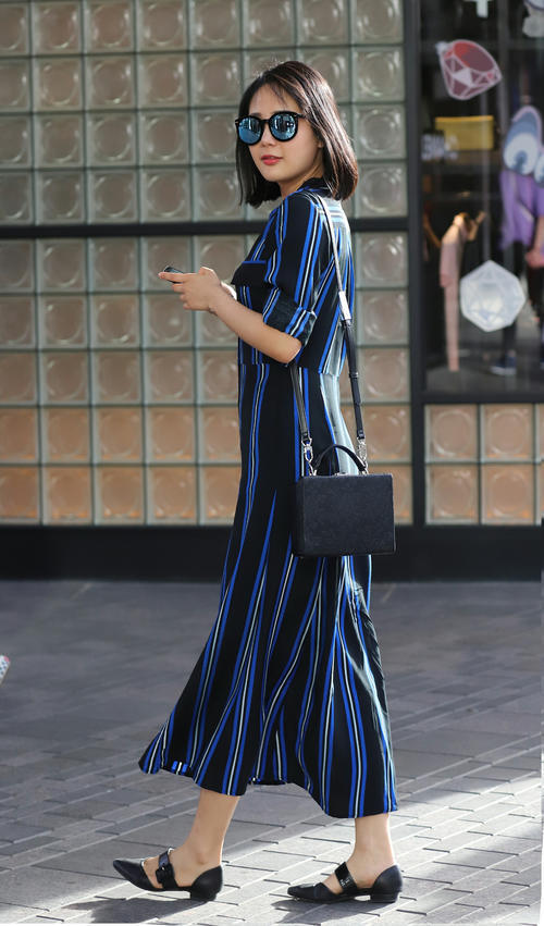 街拍：气质女神浑身上下散发着女性的魅力，显高又显瘦特别的时尚