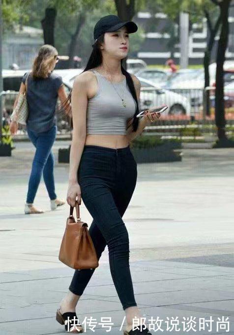 街拍:黑色连衣的裙搭配高跟鞋,塑造完美腿部曲线,尽显女神魅力!