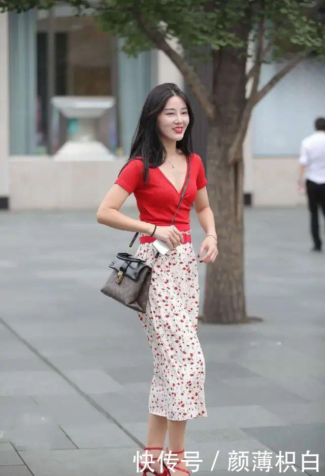「搭配」街拍丨红色上衣搭配碎花裙子